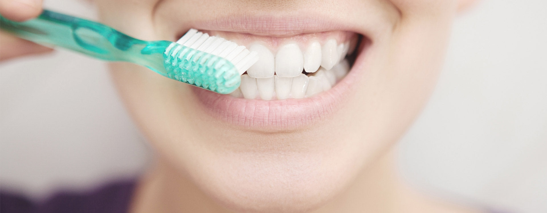 Assainir sa bouche avec les Huiles Essentielles