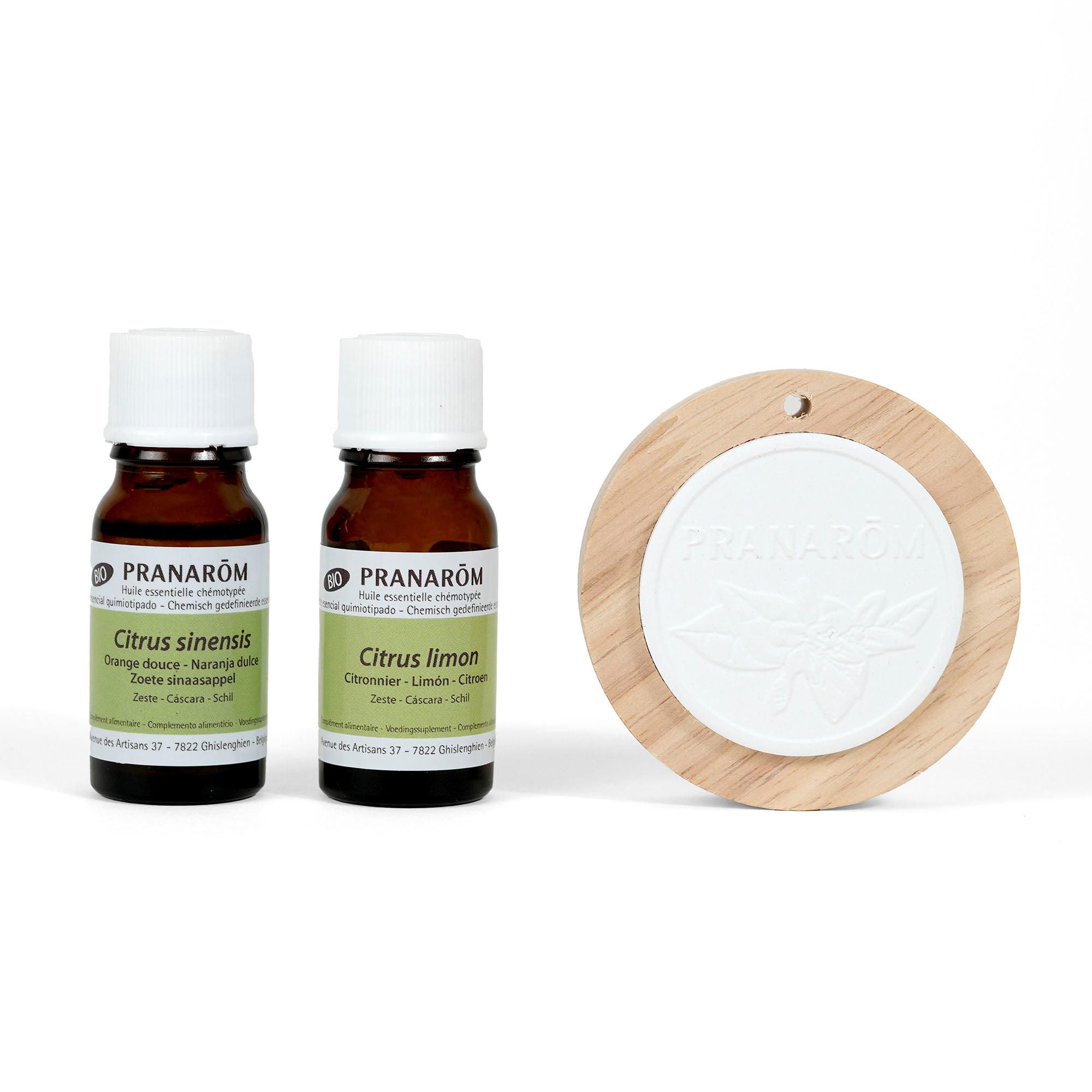 Huiles essentielles Pranarôm Citron et Orange Douce avec un diffuseur en bois.