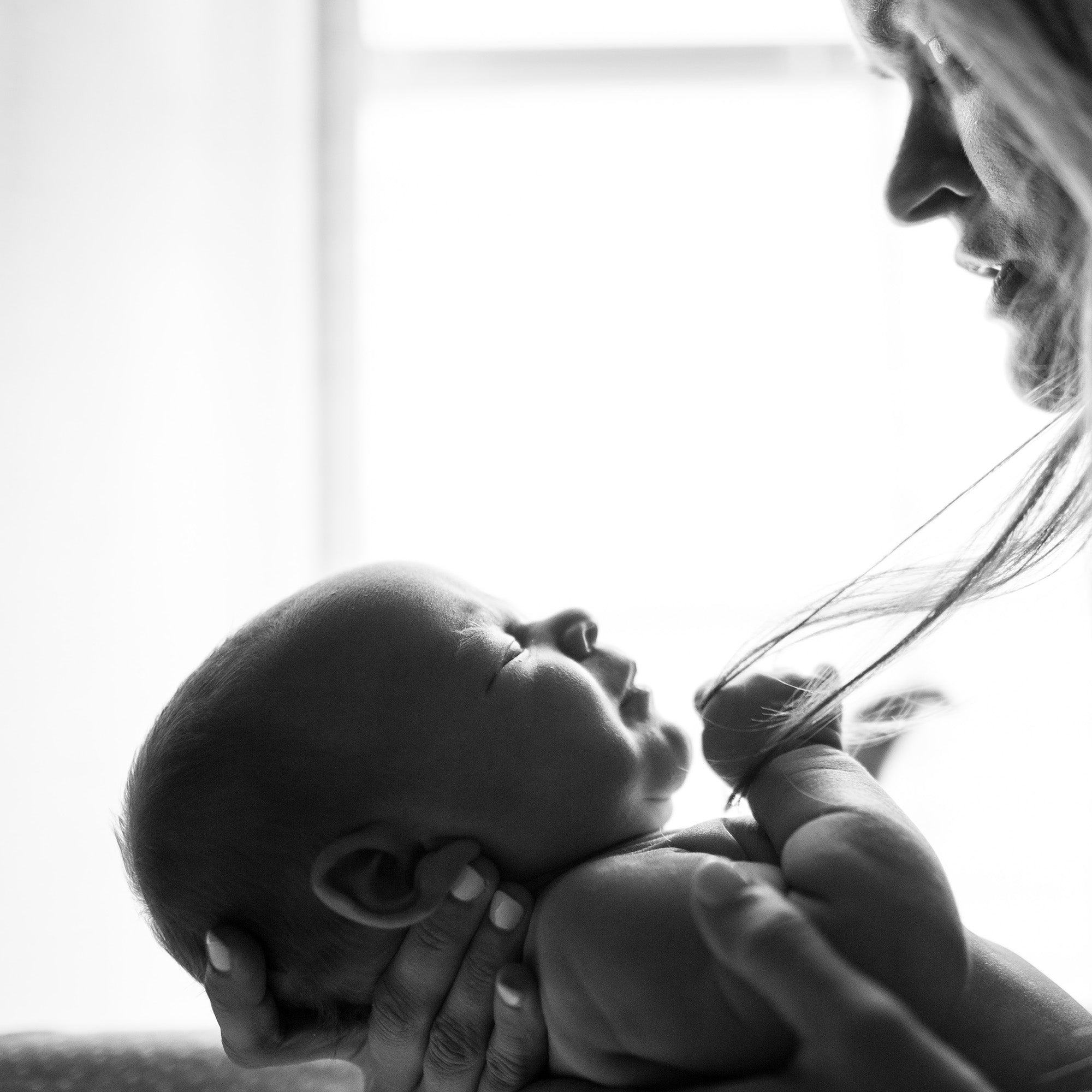 Un bébé apaisé dans les bras d’un parent.