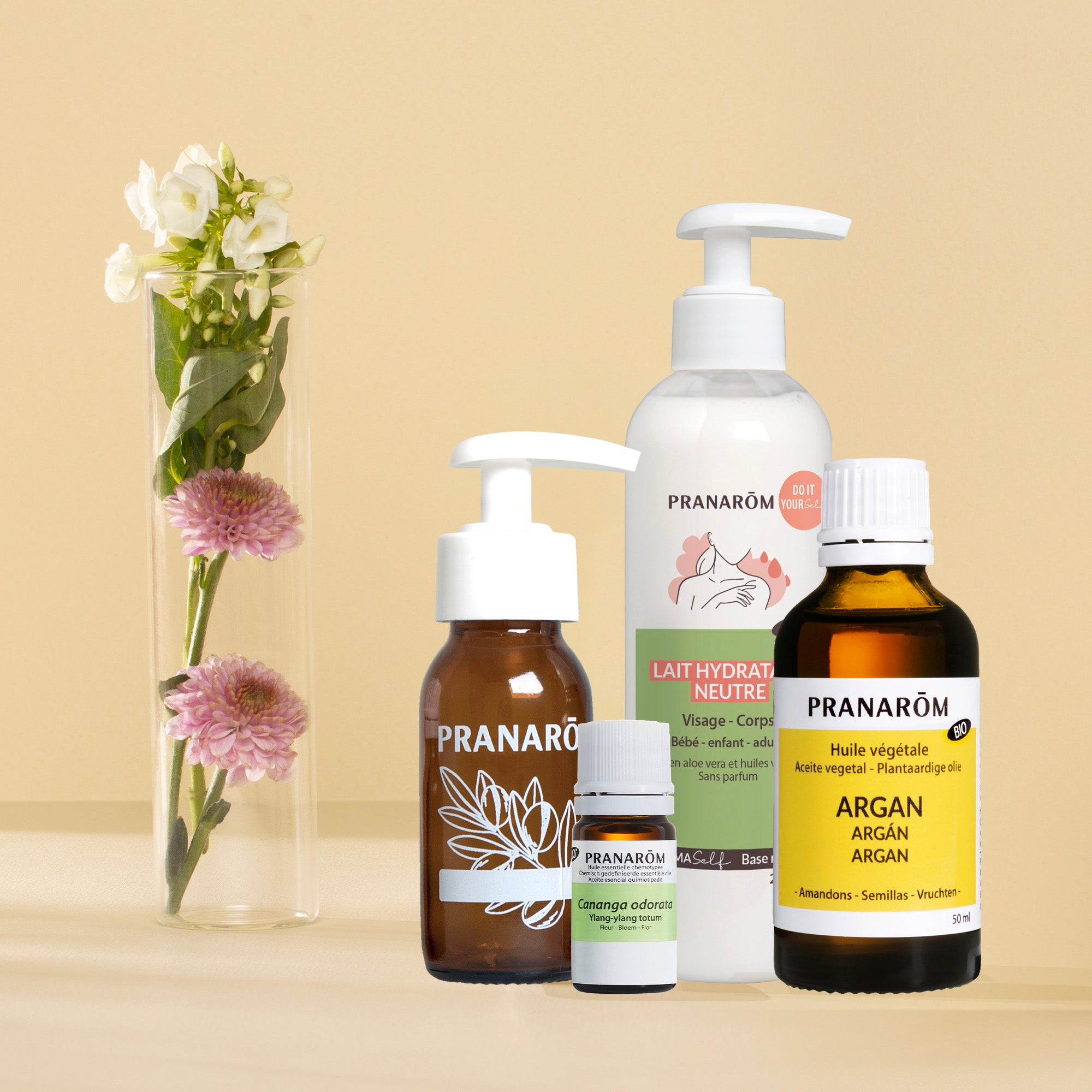 Composition Pranarôm avec huile végétale d'argan, lait hydratant neutre, ylang ylang et fleurs.